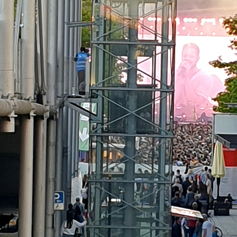 Konzertleinwand mit Bild des Leadsängers der Imagine Dragons auf der Expo Plaza in Hannover, außerhalb des Konzertgeländes