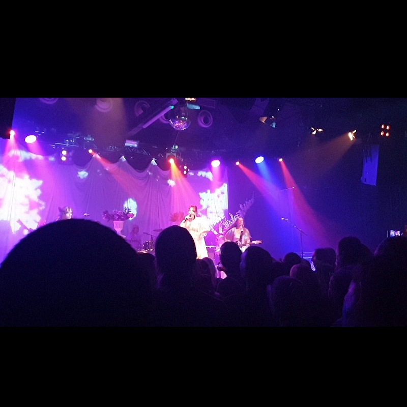 Sängerin Kate Nash auf einer Bühne beim Konzert