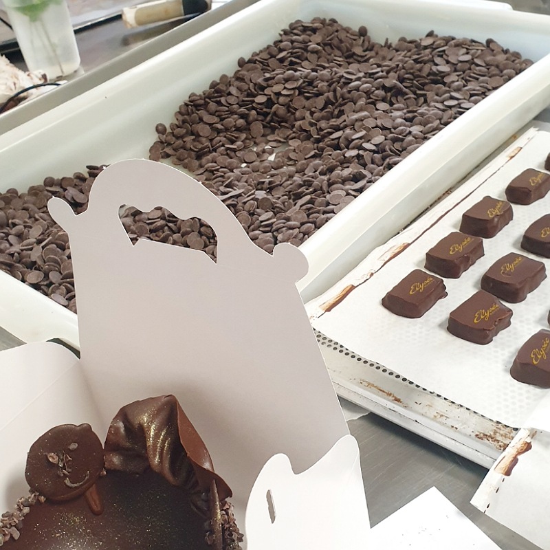 Schokolade, fertige Pralinen und eine Schachtel, gegossen aus Schokolade in der Patisserie Elysée Hannover beim Pralinen Workshop