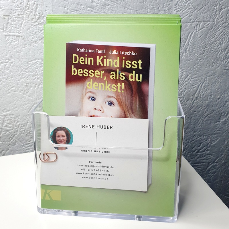 Aufsteller mit Flyer und Visitenkarte zum Buch "dein Kind isst besser, als du denkst!" Visitenkarte von Confidimus Partnerin Irene Huber