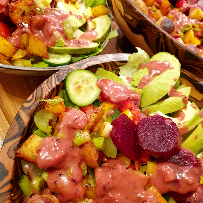 bunte Salatbowl mit roter Beete, Gurke, Tomaten, Paprika