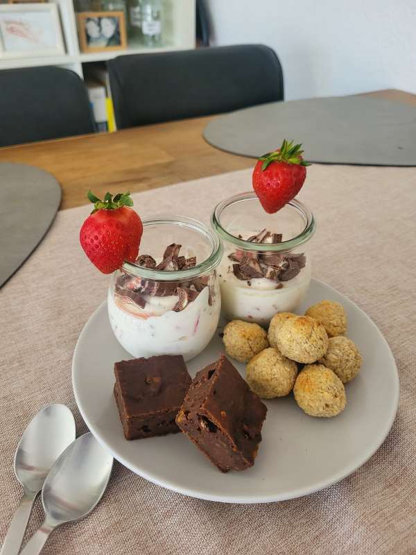 Teller mit 3 Desserts Yoghurette Quark, Süßkartoffel Brownies und Müslikugeln