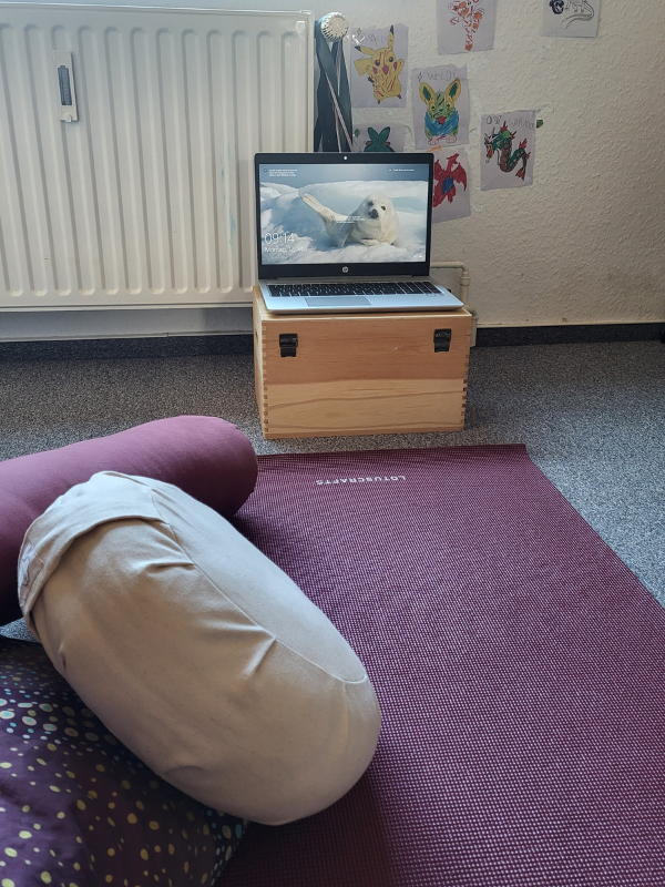 Yogamatte vor einem Laptop im Kinderzimmer