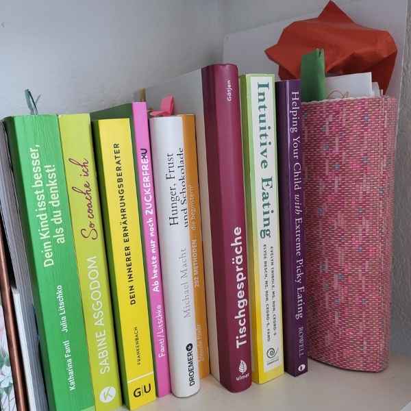 Bücherregal mit dem Buch Tischgespräche von Edith Gätjen