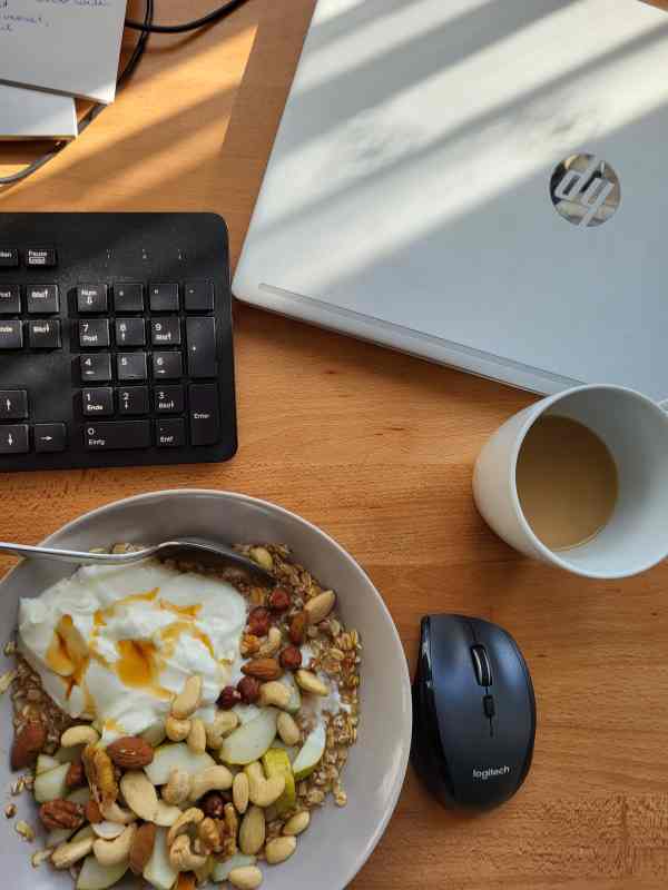 Frühstück, Kaffee und Laptop