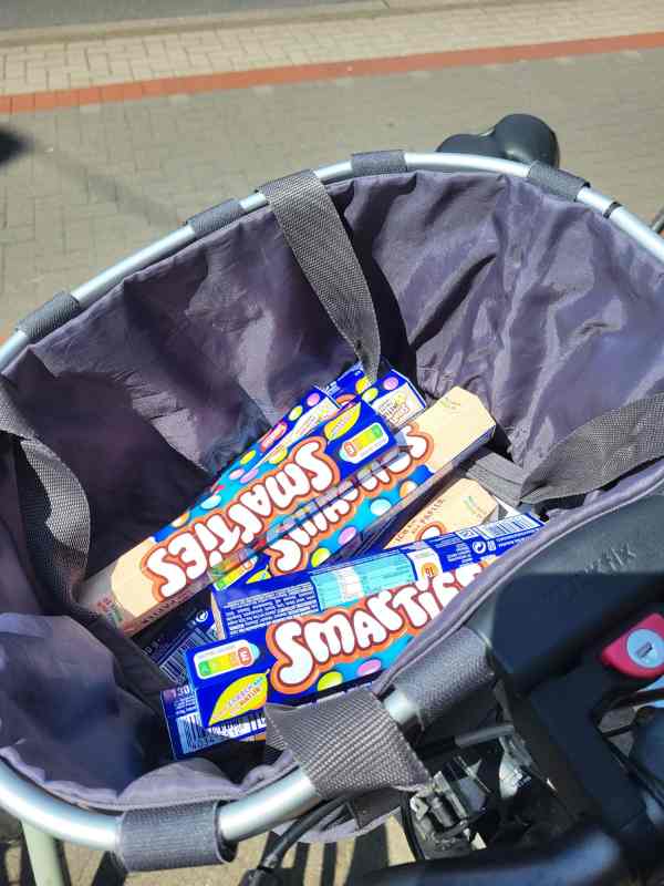 ein Fahrradkorb voll Smarties