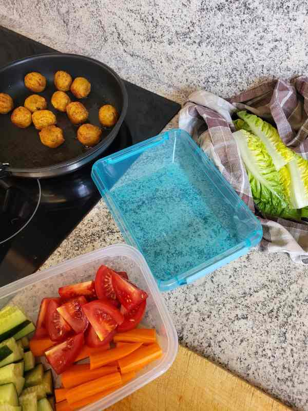 Falafel, geschnittenes Gemüse