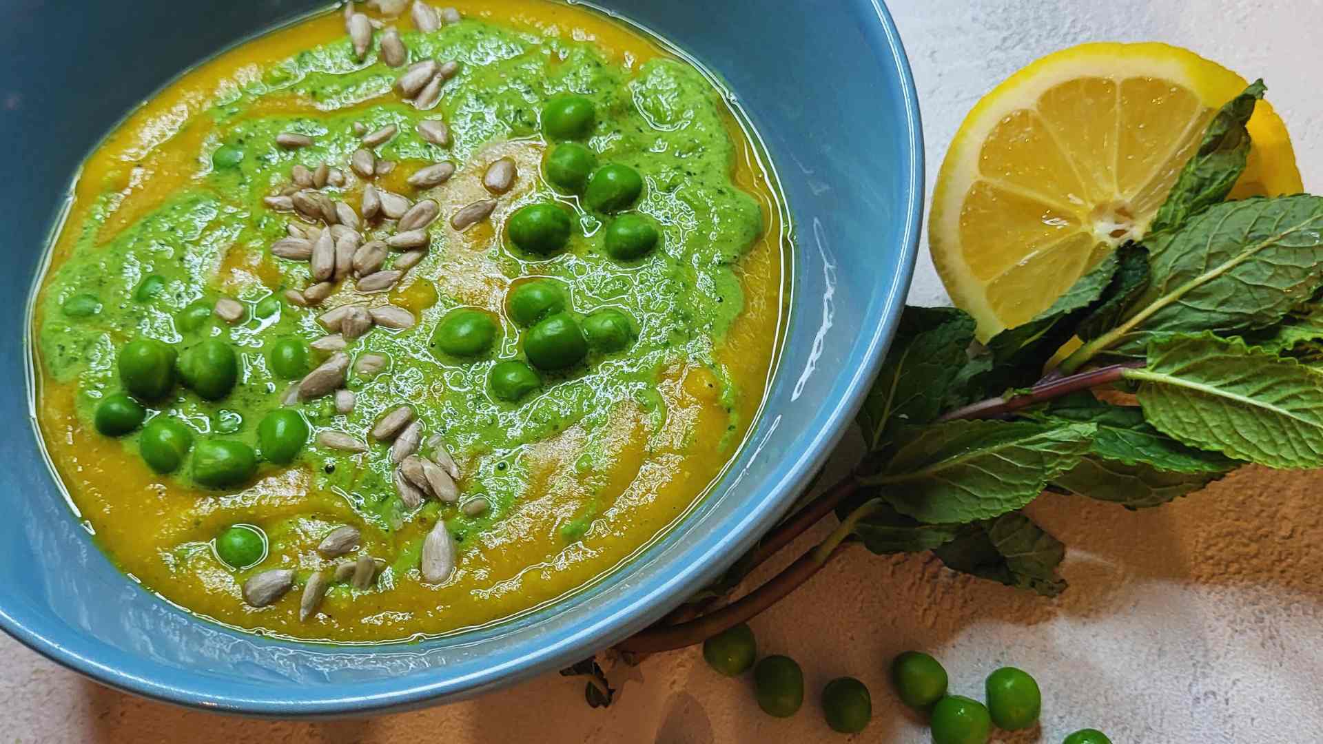 Frühlingssuppe mit Erbsen-Minze Topping